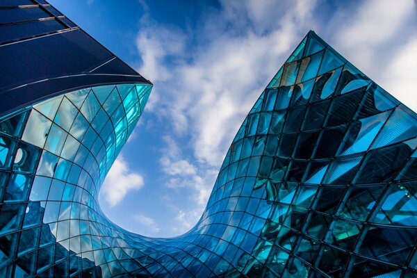 Blaues architektonisches Gebäude und Himmel