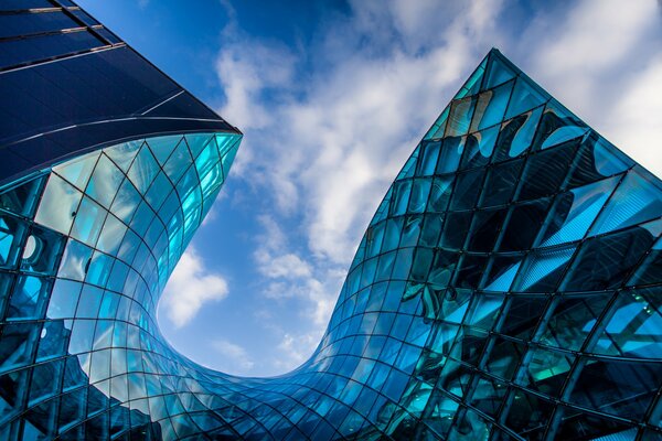 Edificio architettonico blu e cielo