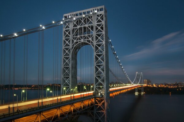 La belleza de la vista nocturna del puente George Washington