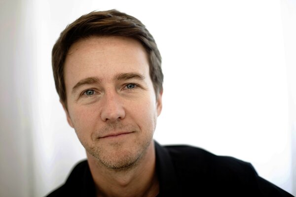 The face of actor Edward Norton, light background