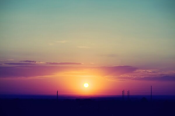 Die Sonne geht schön über den Horizont hinaus