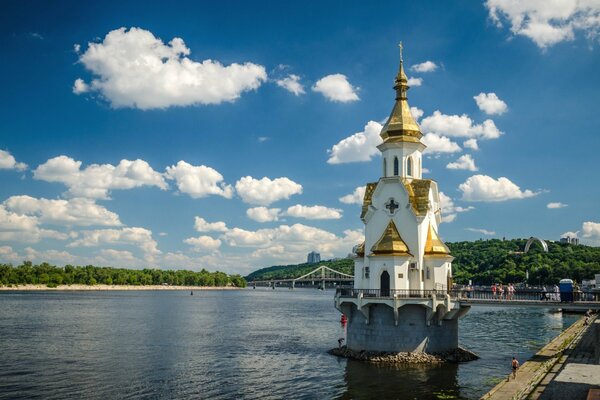 Temple sur le fleuve Dniepr, par temps clair