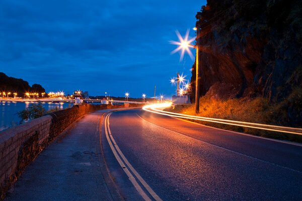 La lumière des lanternes de nuit et la route de la maison