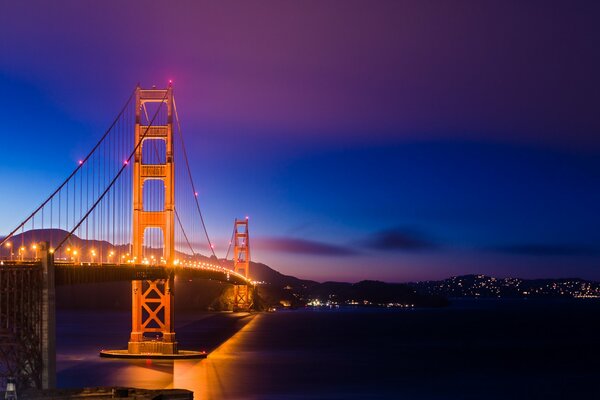 Iluminación nocturna del puente Golden Gate de San Francisco