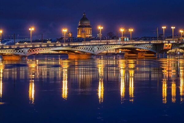 Foto de la noche de San Petersburgo en el puente