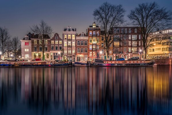 Casas nocturnas en Amsterdam a orillas del canal