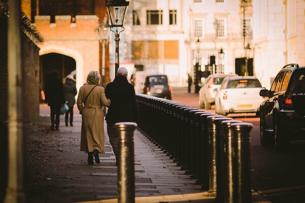 Pareja caminando por la calle de otoño