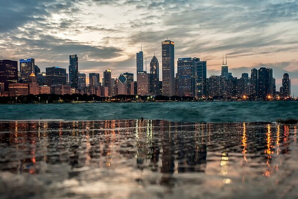 Vista de la noche de Chicago bajo el hermoso cielo