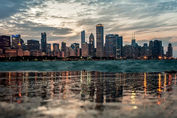 Widok na wieczorne Chicago pod pięknym niebem