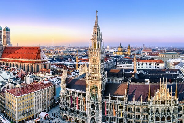 Panorama von München mit majestätischer Architektur vor dem Hintergrund des blauen Himmels