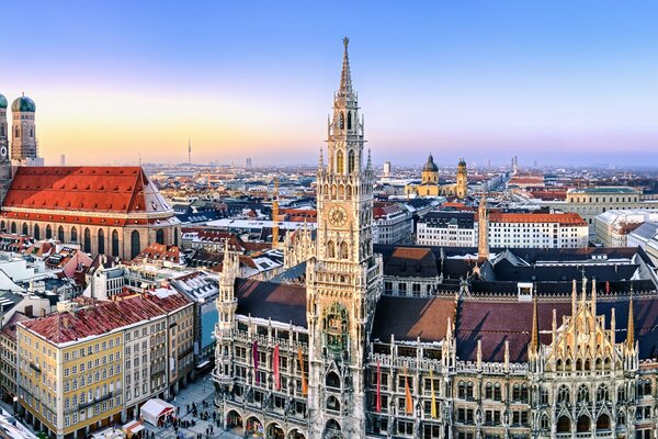 Panorama de Munich con una arquitectura majestuosa contra el cielo azul