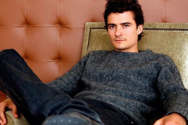 El actor Orlando Bloom en la silla. Estrella De El Señor De Los Anillos 