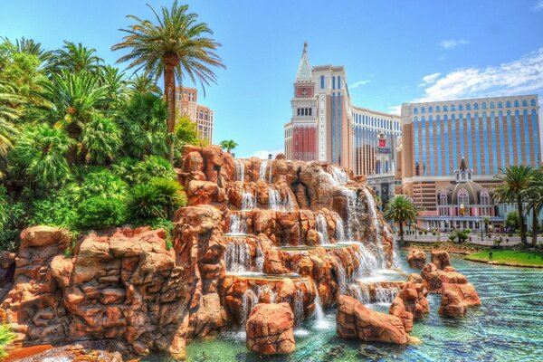 Hotel veneziano con palme e cascata a Las Vegas