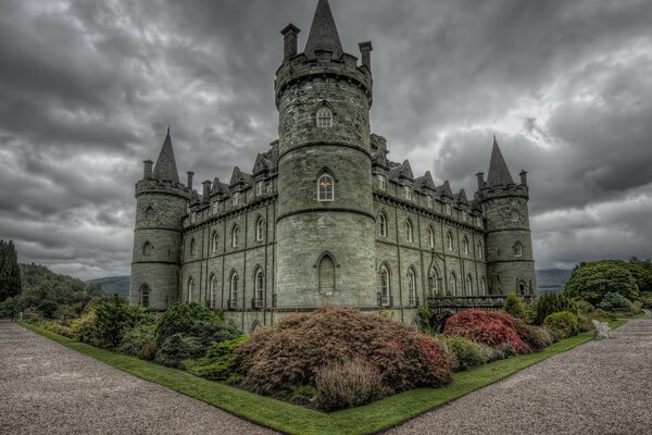 Castello di Scozia sotto le nuvole cupe