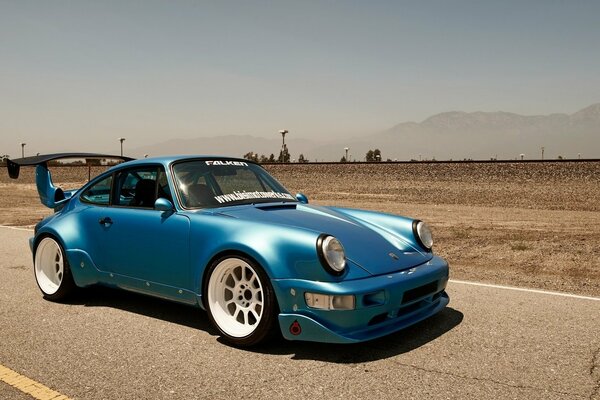 Porsche 911 turbo classico blu cielo