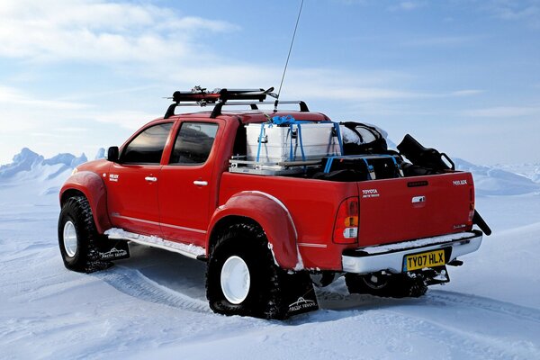 Potente SUV rojo toyota hilux en el Polo Norte