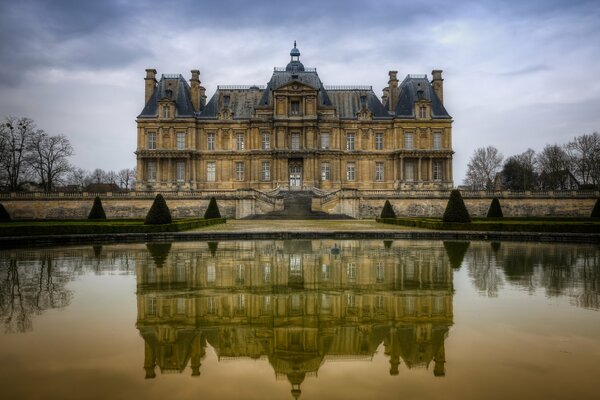 Castillo que se refleja en aguas tranquilas