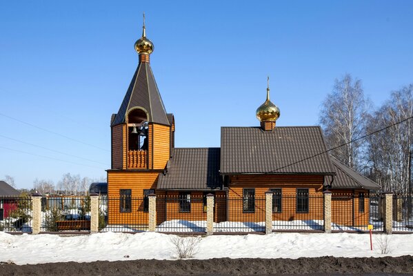 Iglesia de madera a principios de primavera