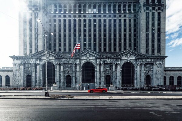 Edificio con bandiera nella città D America fotografia morbida