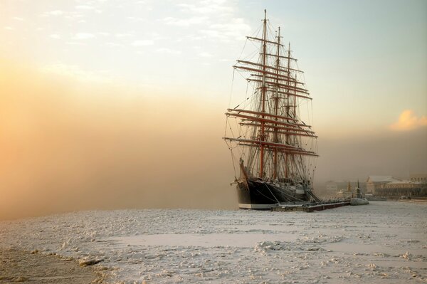 Das Segelboot Bark Sedov steht an der Anlegestelle im Januar in St. Petersburg