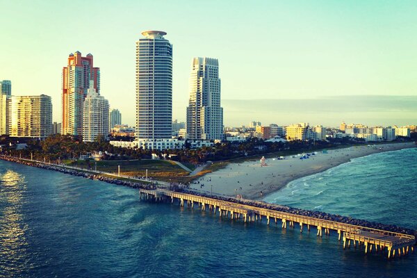 Schöner Strand mit dem weißen Sand von Miami