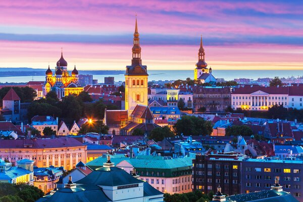 Panorama della città notturna di Tallinn