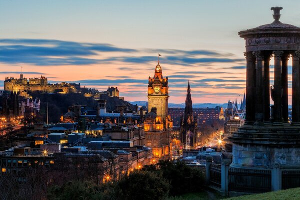 Panorama serale di Edimburgo da Calton Hill