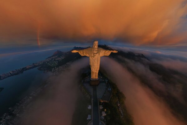 Estatua de Cristo en río de Janeiro en la niebla