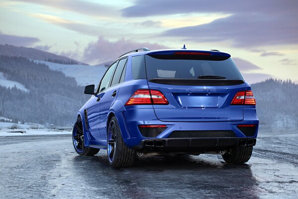 Blue, tuning Mercedes Benz sur la piste