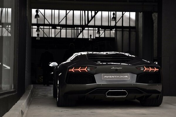 Lamborghini aventador en el garaje