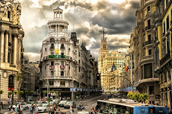 Verkehrsberuhigter Verkehr auf den Straßen von Madrid