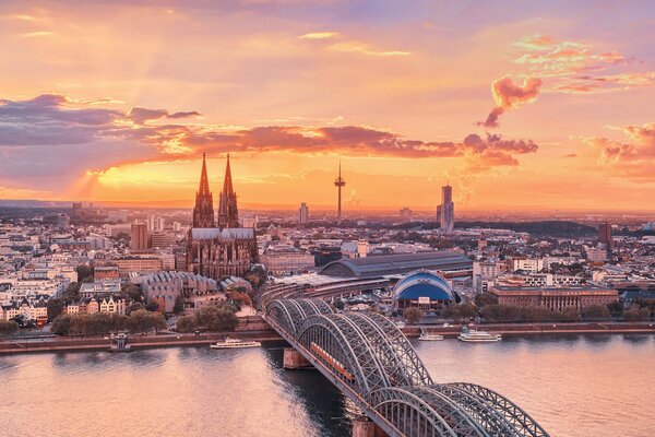 Most w Niemczech przy różowym zachodzie słońca z wysokości