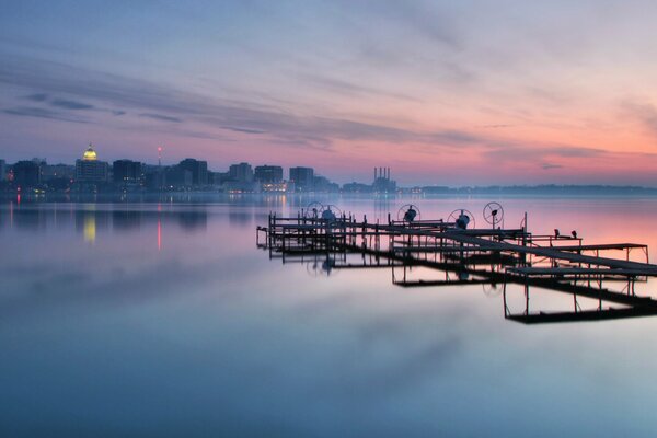 Закат на озере города Мадисон