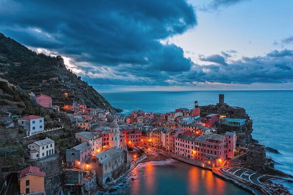 La città italiana di Vernazza sulla costa