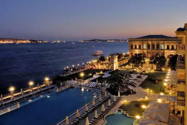 At night, the lights in the pool are reflected very beautifully