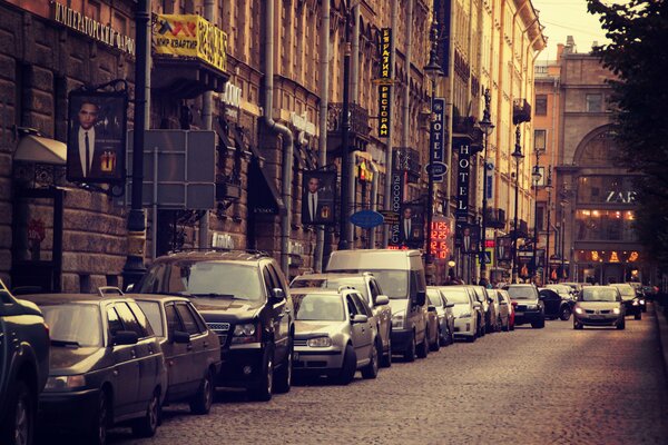 Estacionamiento de automóviles en Nevsky Prospekt en San Petersburgo