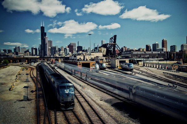 Trains sur le chemin de fer sur fond de gratte-ciel