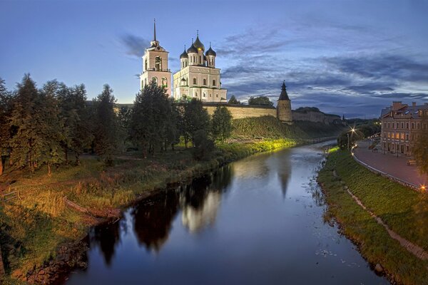 Kremlin de Pskov le long de la rivière