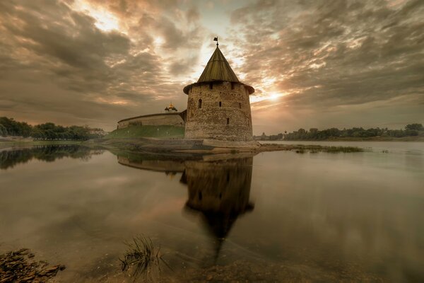 L aube qui se reflète dans l eau à l automne à Pskov