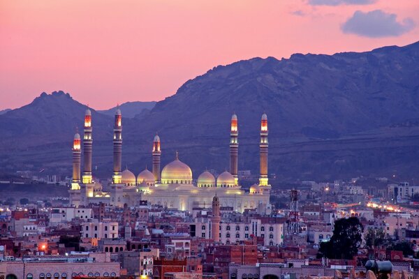 Mosquée Al-Saleh sur fond de montagnes et coucher de soleil