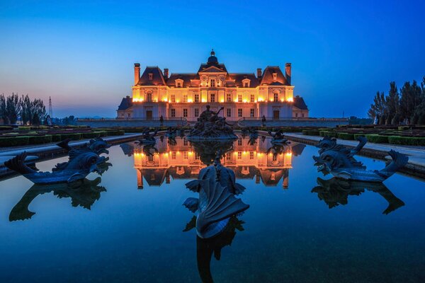 Reflection of the palace in the night pond