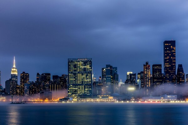 Wieczorne światła wieżowców we mgle