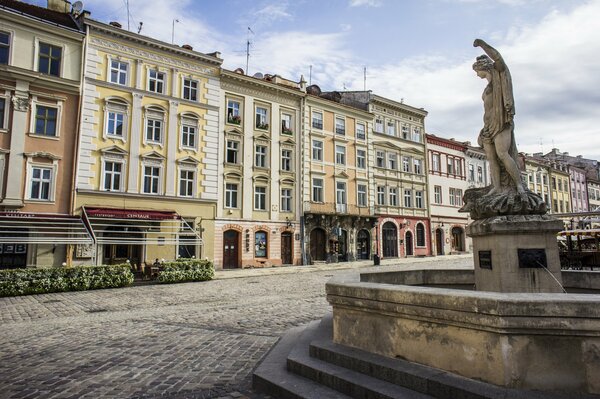 Stadt der Ukraine Lviv-Platz mit Brunnen