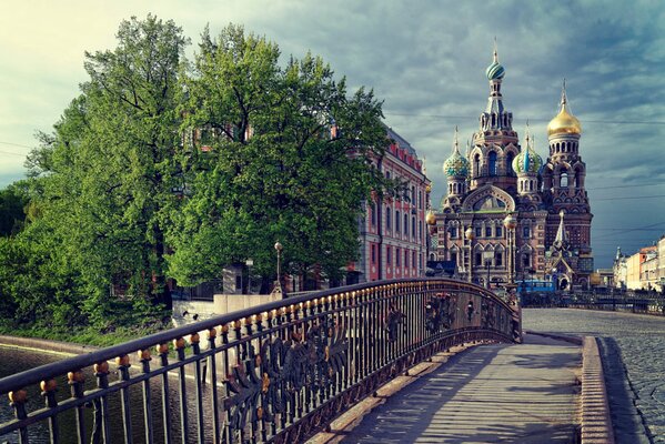 Sankt Petersburg, most prowadzący do świątyni Sapasa na Krwi