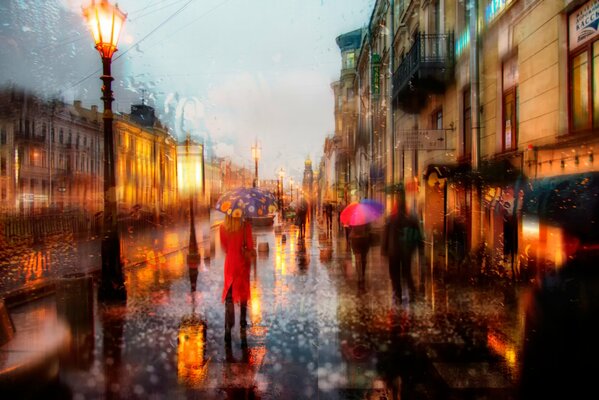 Passanten mit Sonnenschirmen in regnerischer Stadt