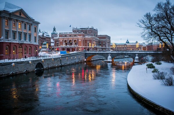 Canal d eau en Suède en hiver