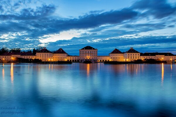 Splendida vista della città. Nuvole sopra il fiume