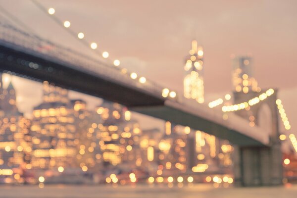 Ponte di Brooklyn sullo sfondo della città notturna