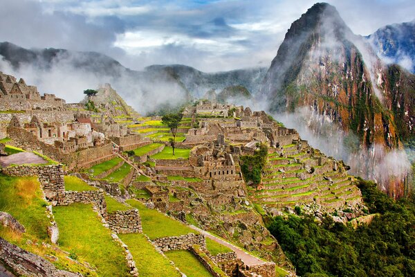 Acantilados y colinas de la ciudad de Perú