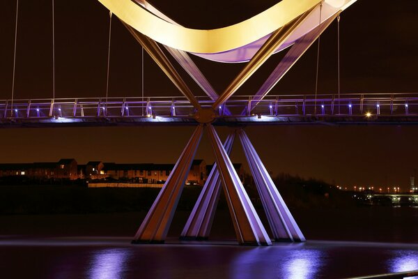 Puente de la ciudad del Reino Unido en la noche con luces